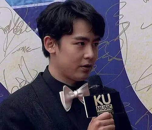 男星尼坤近照陷发际线危机，男神形象不再，维尼夫妇滤镜也救不了