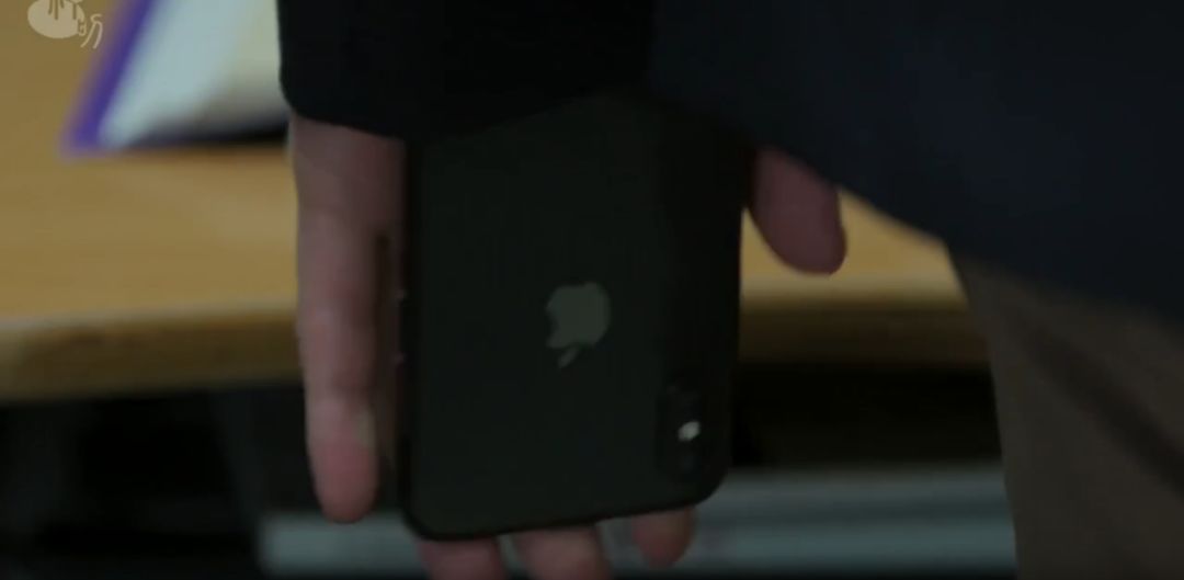 三个男生一个高冷一个腼腆,一个高冷的男生逗比