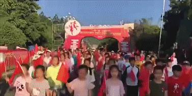 弥勒马拉松直升机撒玫瑰,弥勒马拉松用直升机撒玫瑰花