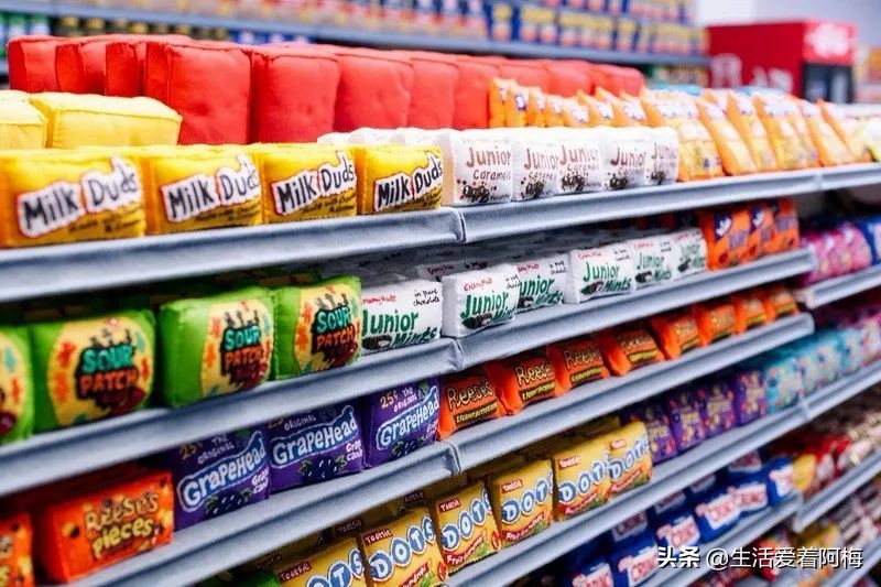 她开了间超市，卖的东西却全是假的，9000件商品，竟被一抢而空