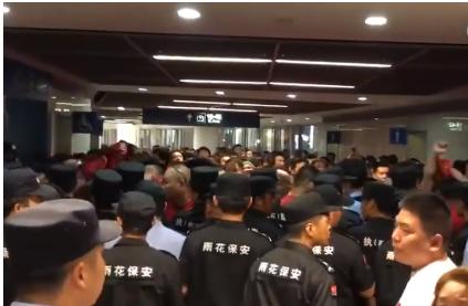 面对近3万江苏球迷的空场抗议，苏宁迎来了一场输球又输人的*案惨**