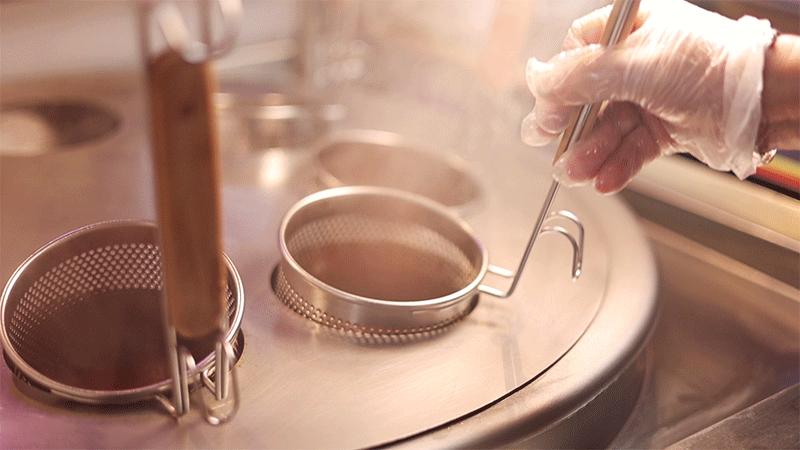 等位2000桌的“卤校长”杀进人广！女生来，免费吃