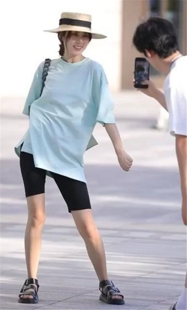 宽松t恤的正确穿法学生党,长版t恤怎么搭