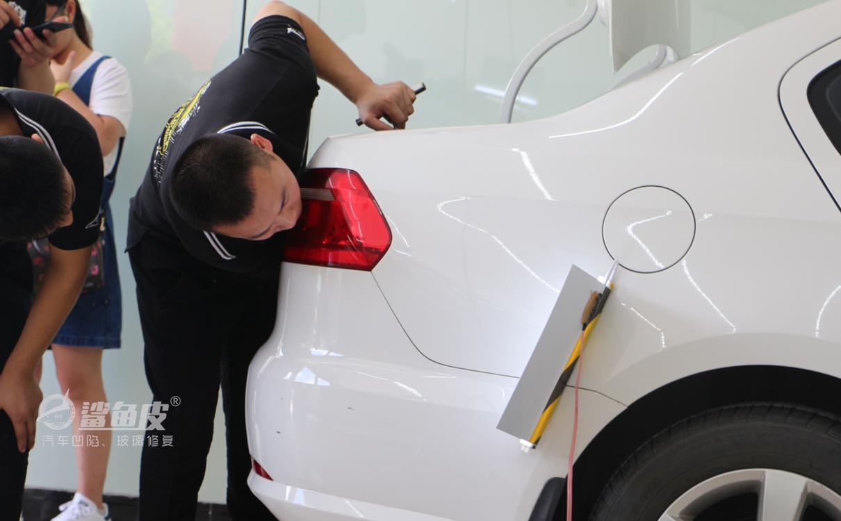新车被撞凹了怎么办？这个方法可以不喷漆完美复原