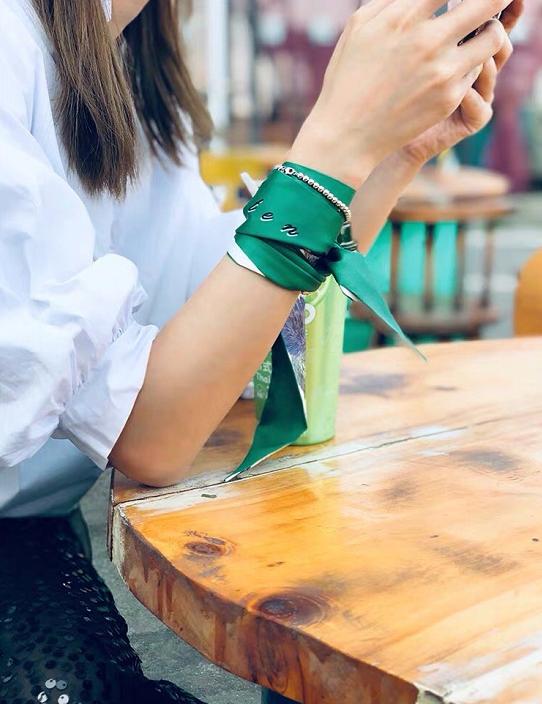 丝巾绑手腕教程,绑丝巾其实很简单