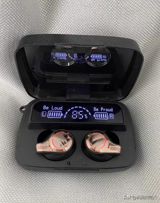 别再吹Airpods无敌，小米价耳机才真猛，显示电量还能照明