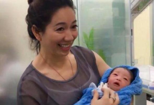 “最年轻岳母”走红,抱娃和女婿同框像一家三口,女儿:压力好大