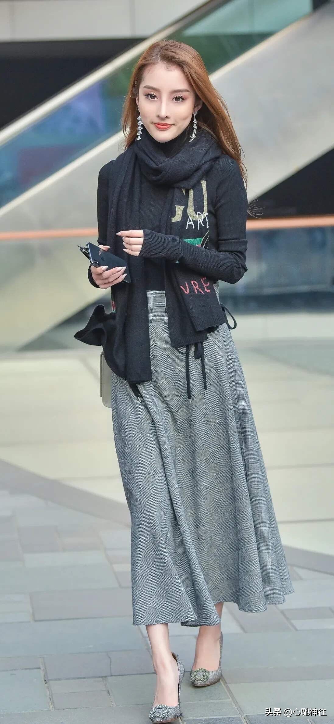 小姐姐颜值高更会穿！黑色高领毛衣搭灰色格纹半身裙，尽显文艺范