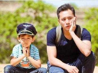 41岁“演技派”刘烨，曾3夺影帝娶小两岁娇妻，今一家四口惹人羡