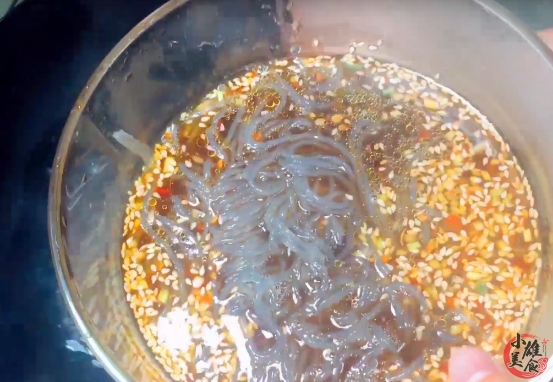 酸辣粉做法爱吃的不要错过啦,吃酸辣粉的正确方式家常版