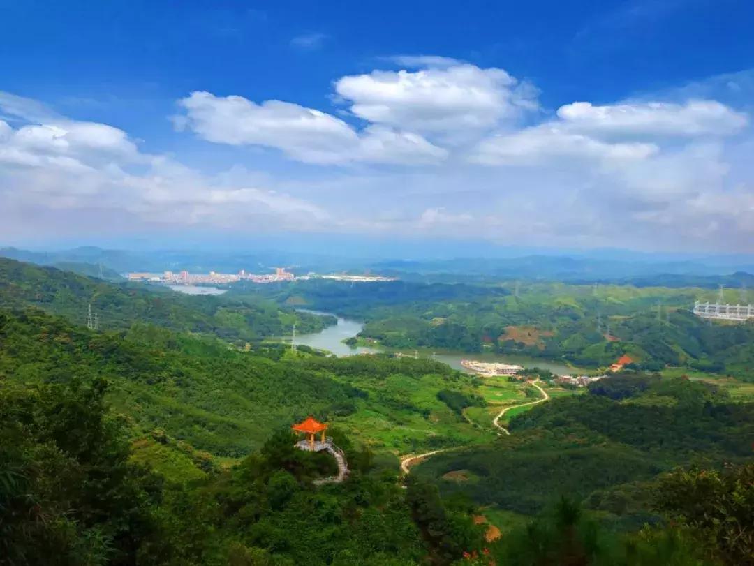 清远这座糖果色湖景汤泉别墅，私藏气派大瀑布和绝美草原！！