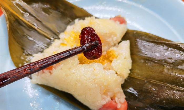 煮粽子的正确做法用冷水还是热水,怎么煮粽子粽子需要煮几分钟