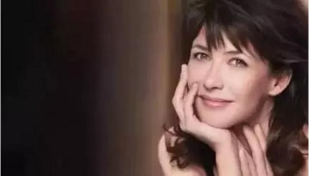 喝红酒的法国女士,喝红酒的女人是什么样的