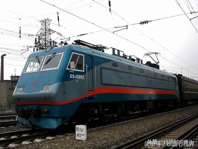 韶山ss9型电力机车夜晚进站,韶山SS9型准高速电力机车