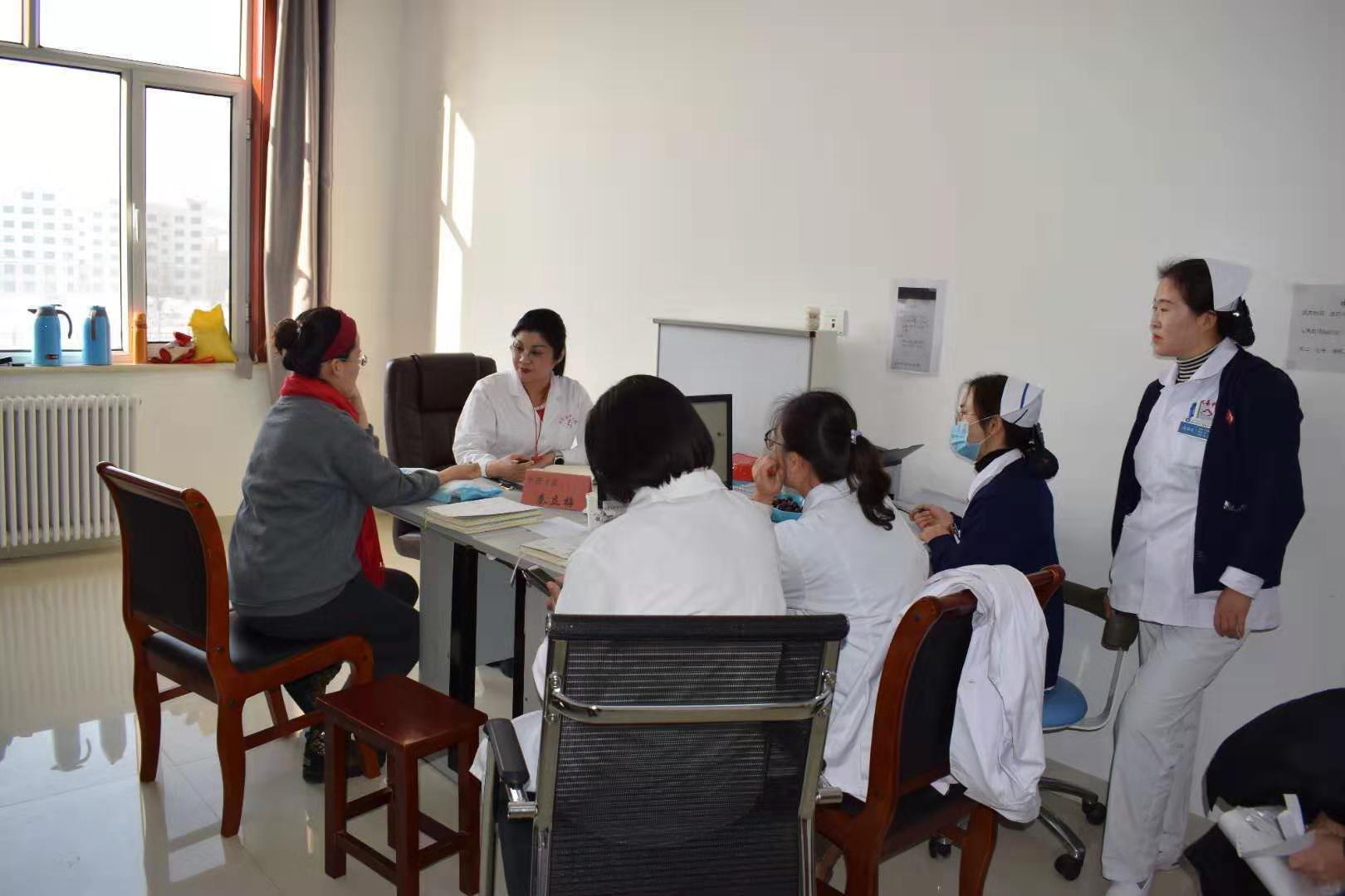 全国青年名中医秦立梅为呼市百名女企业家授课