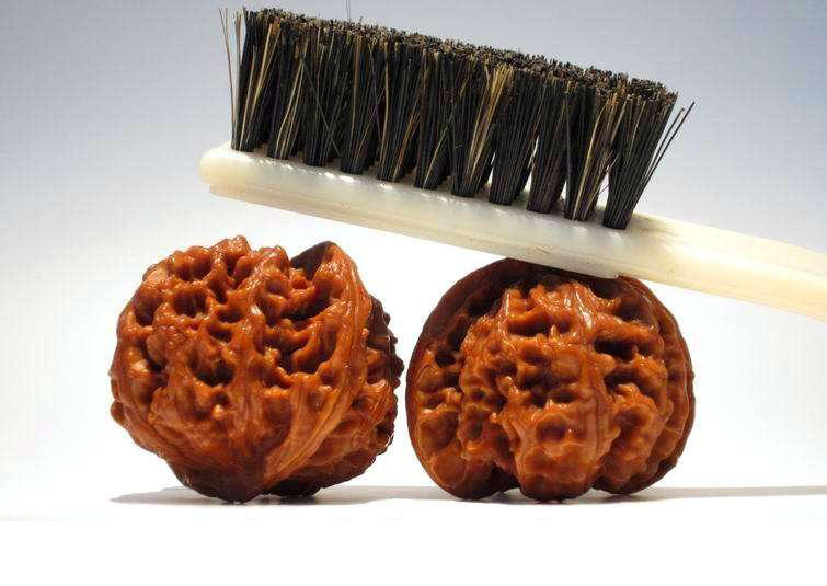 一招秒清核桃纹路灰尘绝了,怎么快速去除核桃污垢