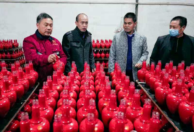 一杯好酒•与众不同洛阳蔡州商会到洛阳古洛酒铺生产基地走访调研