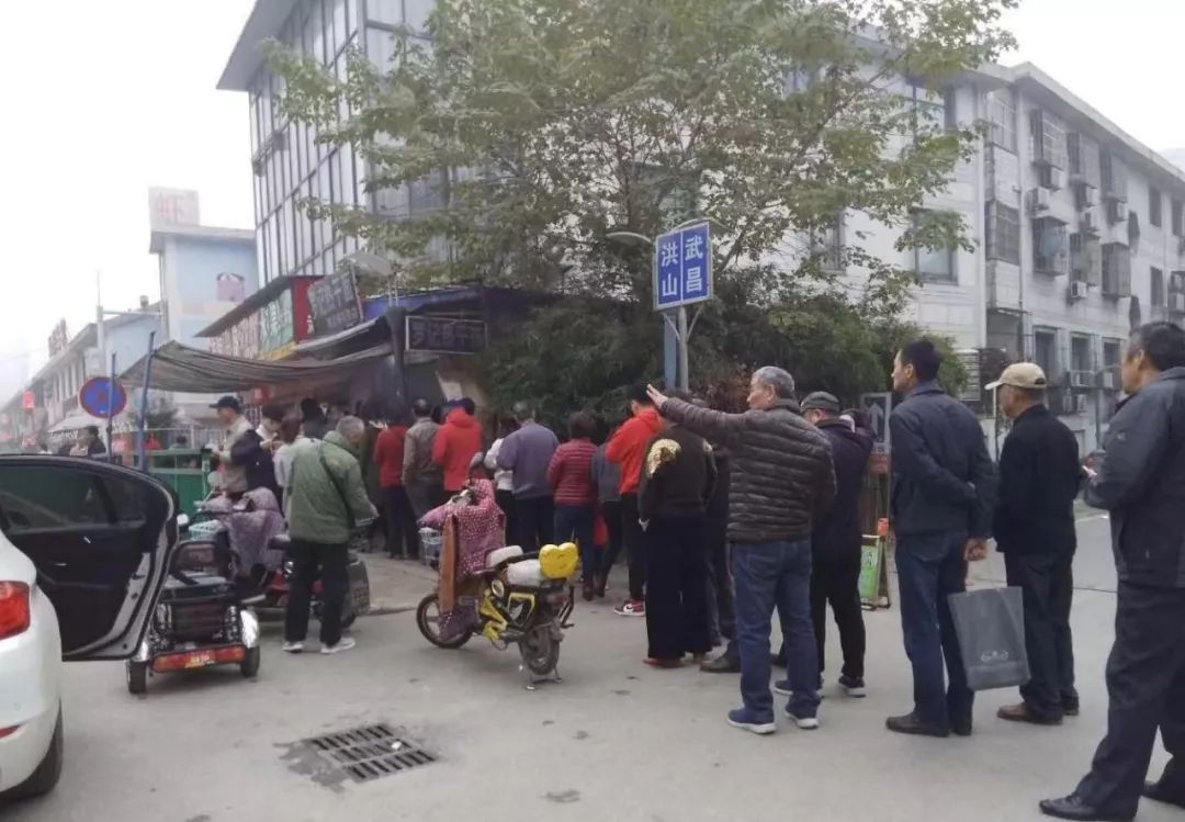 牛肉包子、热干面和豆皮，寻找传说中的武汉老武锅“三大金刚”