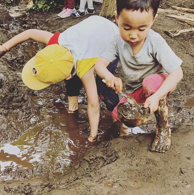 动刀抡锤，玩火涉水，这样的公园为何还能吸引那么多父母？