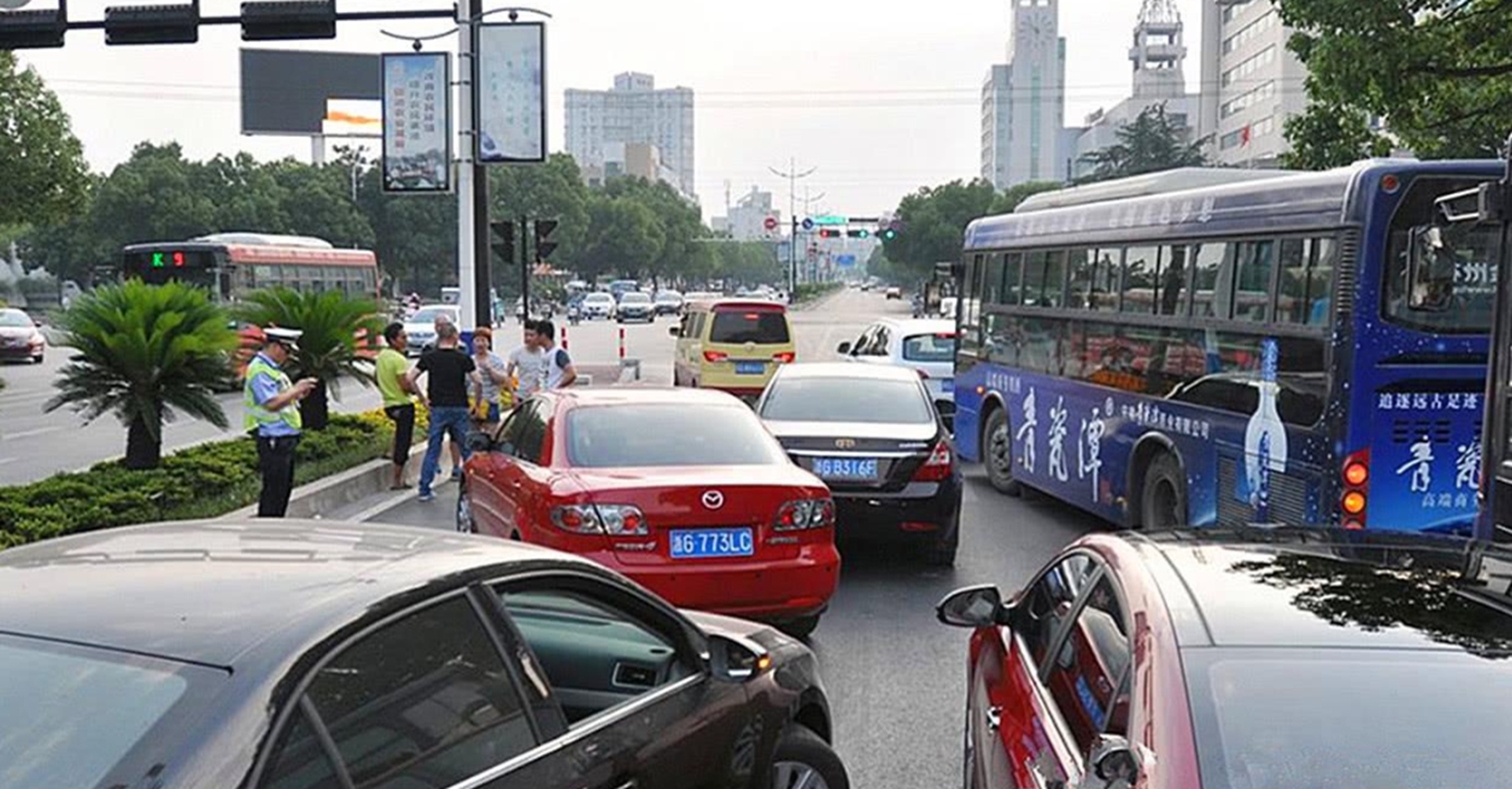 前车出现故障不动时,后车压线变道会扣分吗?交警:再说最后一遍