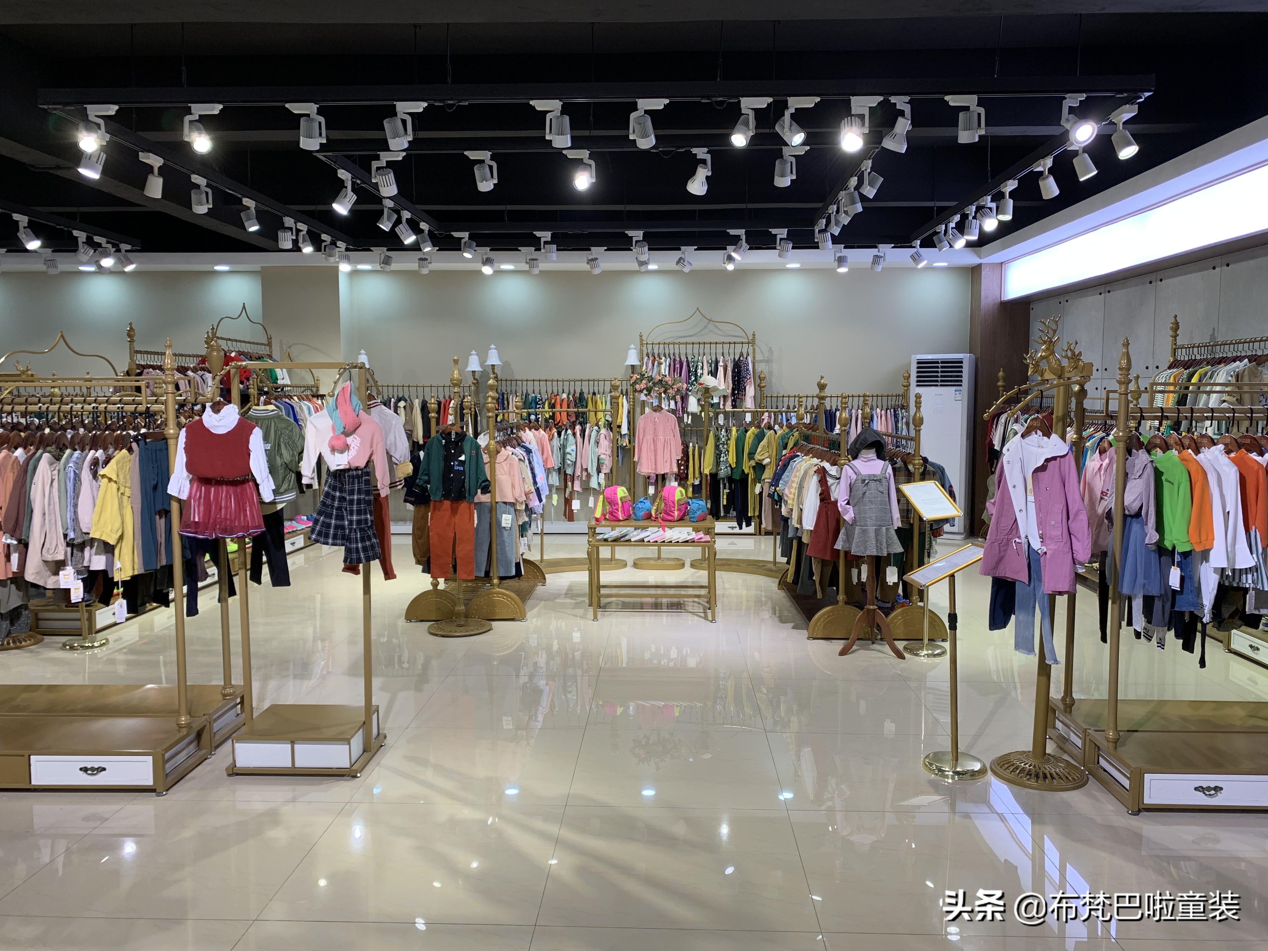 开服装店10年了,品牌折扣童装店进货怎样更划算