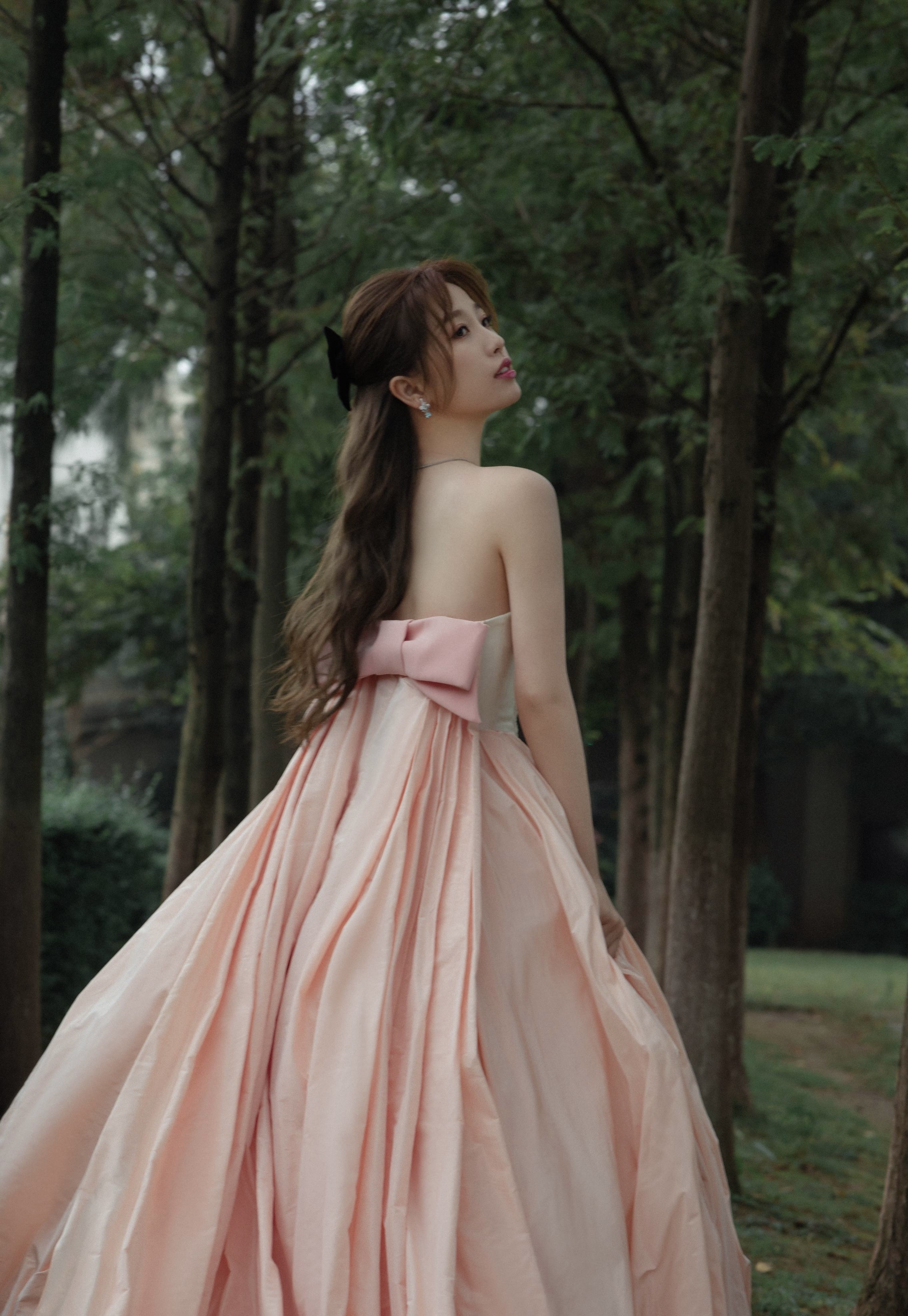 虞书欣穿粉色露脐装配百褶裙,虞书欣穿蓝色蝴蝶结抹胸裙去哪里