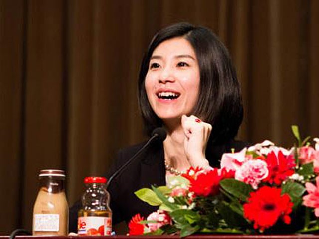 44岁“国翻”张璐，10年9上总理记者会：这才是真正的中国女神