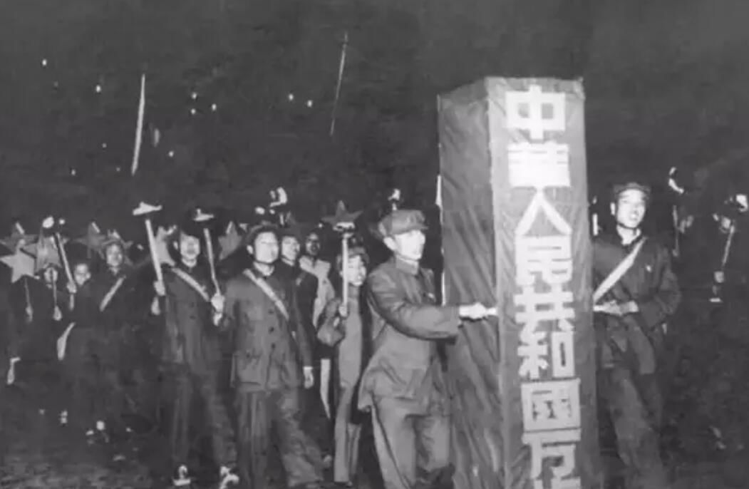 车牌号小细节泪目，穿越70年，来看开国大典背后的故事