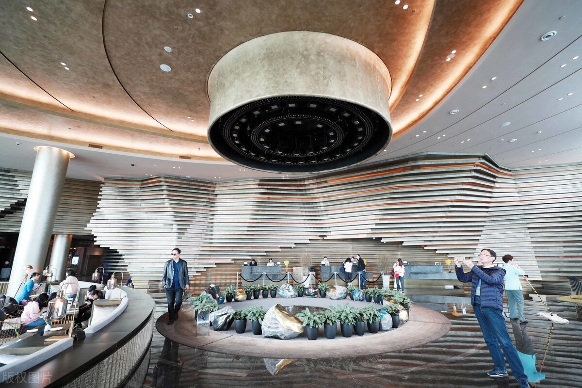 世界十大酒店建筑奇迹,十大建筑奇迹深坑酒店