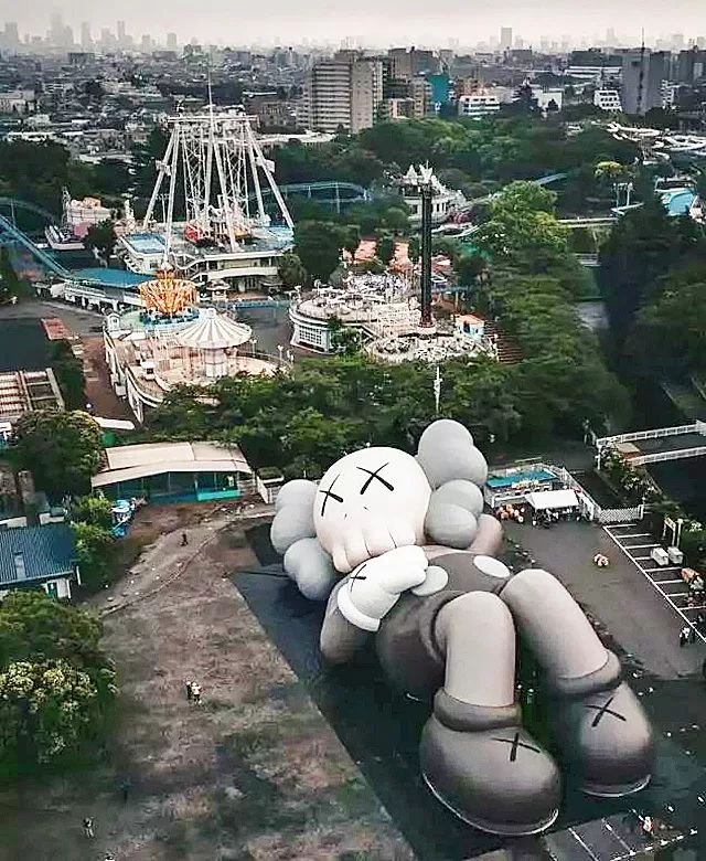 摇滚、坎普、Kaws：狂野又优雅的七月看展指南