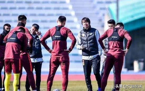 卓尔教练组被罚出场,卓尔对李铁的处理结果