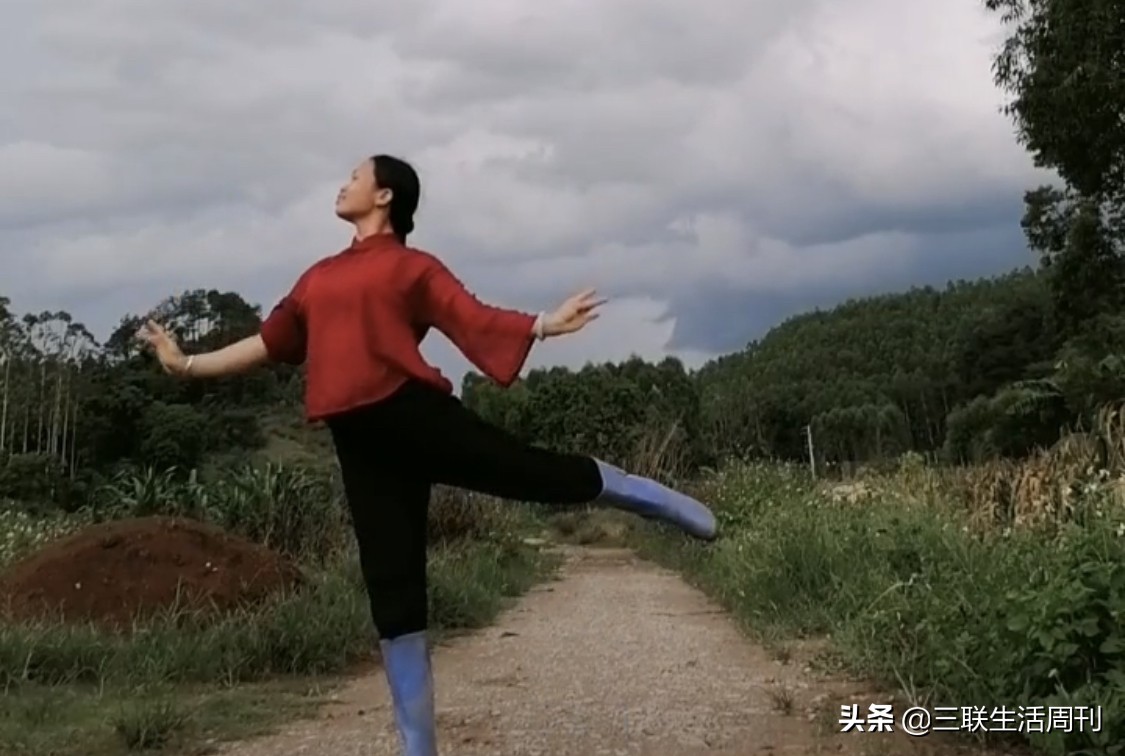 女子干完农活在田埂上跳古典舞,在家跳古典舞的女人