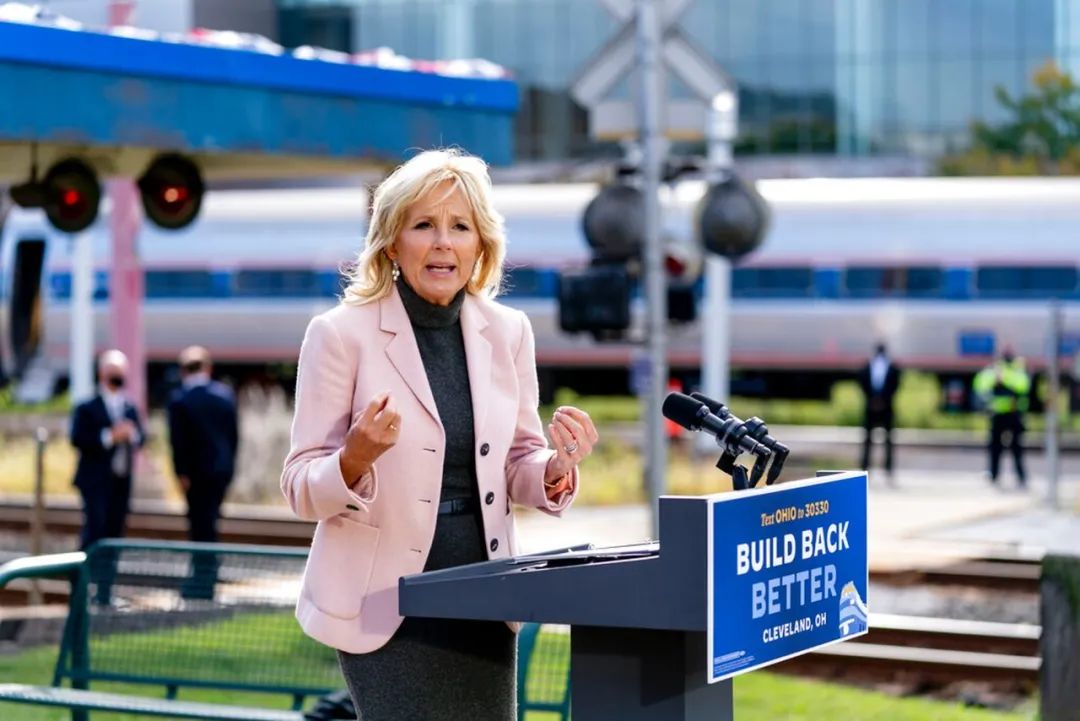 拜登背后的人,与拜登竞争总统的女人