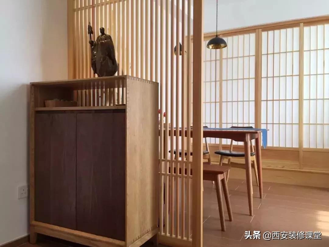 进门鞋柜设计右侧是餐厅隔断,红木鞋柜屏风隔断一体效果图