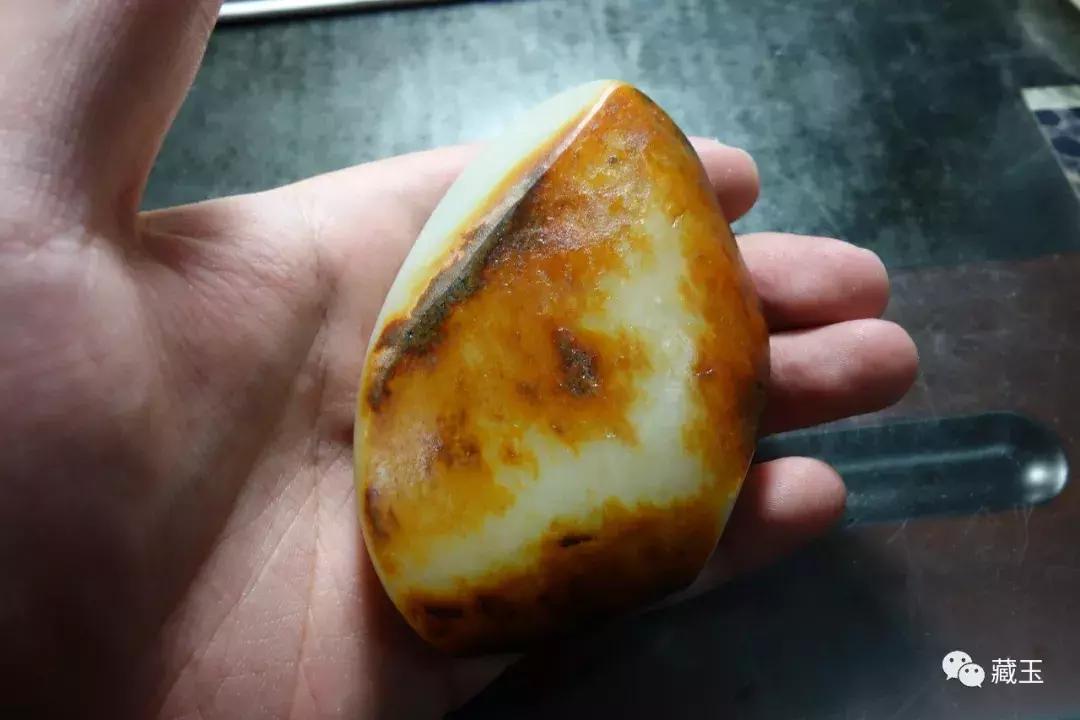 和田玉俄料值不值得入手,和田玉籽料和俄料到底有什么区别