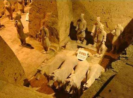 秦兵马俑旁边的土堆为什么不能挖,兵马俑中间的土墙里有什么作用