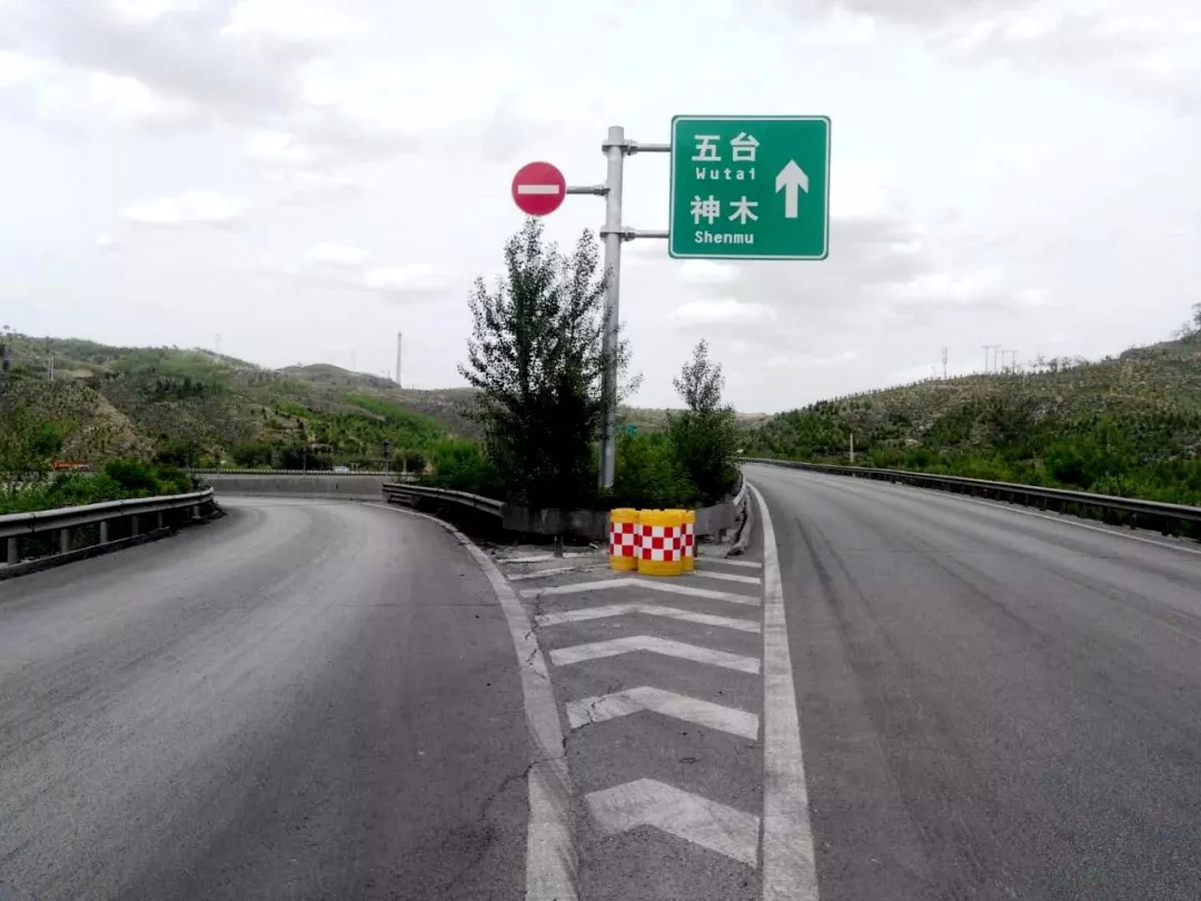 交警:再强调一次,记住了!下高速时没有这个动作,一律扣3分