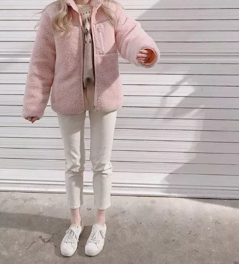 高级感羊羔绒外套慵懒风,一件羊羔绒外套点亮你冬季的时髦