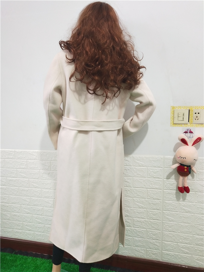 双面羊绒大衣的绒毛感很强,而且柔韧性极好