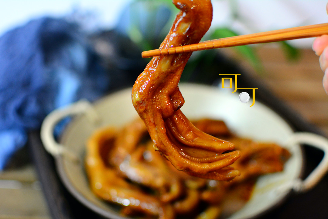 卤鸭掌当下酒菜很下饭,香辣无骨鸭掌一串