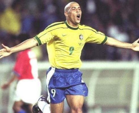 世界球星标志性过人技巧,罗纳尔多最牛逼的进球