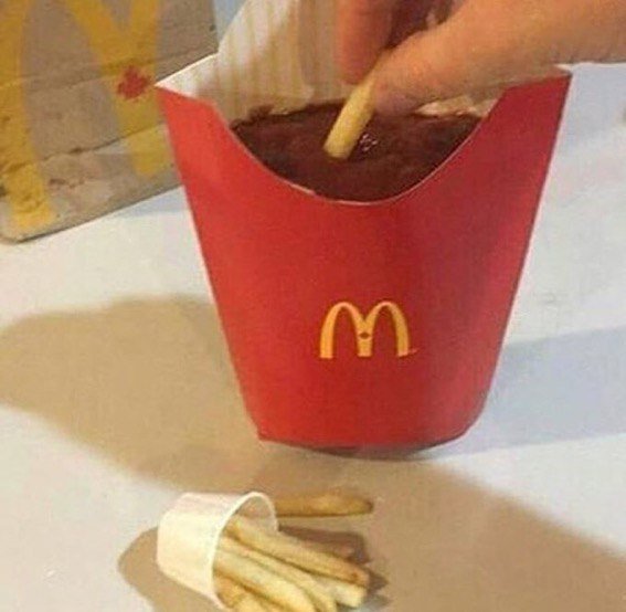 一进门就看见小蜜蜂在追着神奇女侠