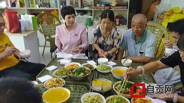 为不相干的陌生人抵押自己的房子，富顺这家茶馆的故事看着看着就哭了…