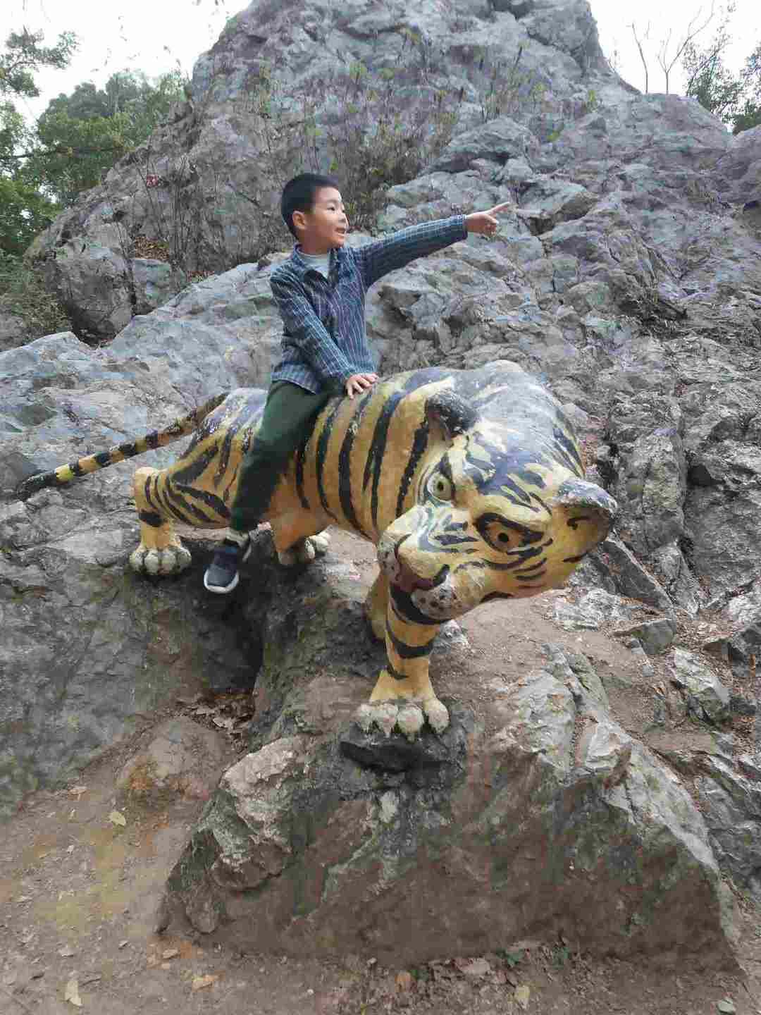 情知不久须相见，一日甚三秋，愁来不自由。‖马坝人遗址公园