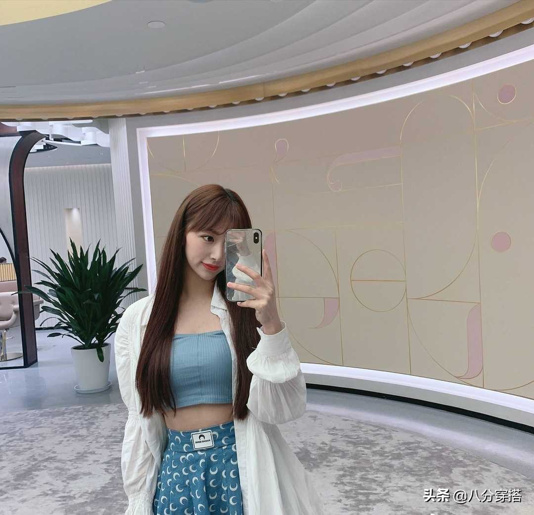 孔雪儿的穿搭胆大!白色T恤搭配运动裤,帅气风格让人心动