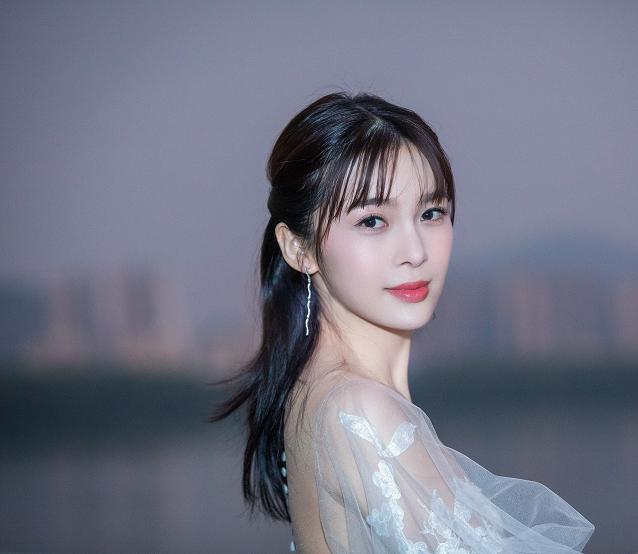 赵韩樱子终于大胆一回，穿半透明网纱裙凹造型，转身那刻太唯美了