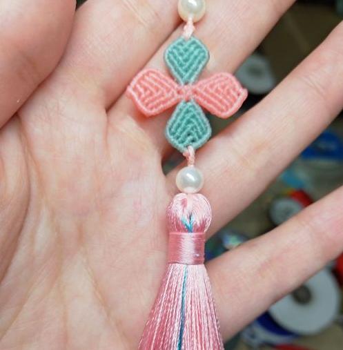 编织挂坠怎么编,简易四叶草编绳教程