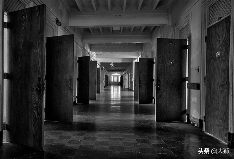 八个人装精神病去精神病院,8个人被关到精神病院