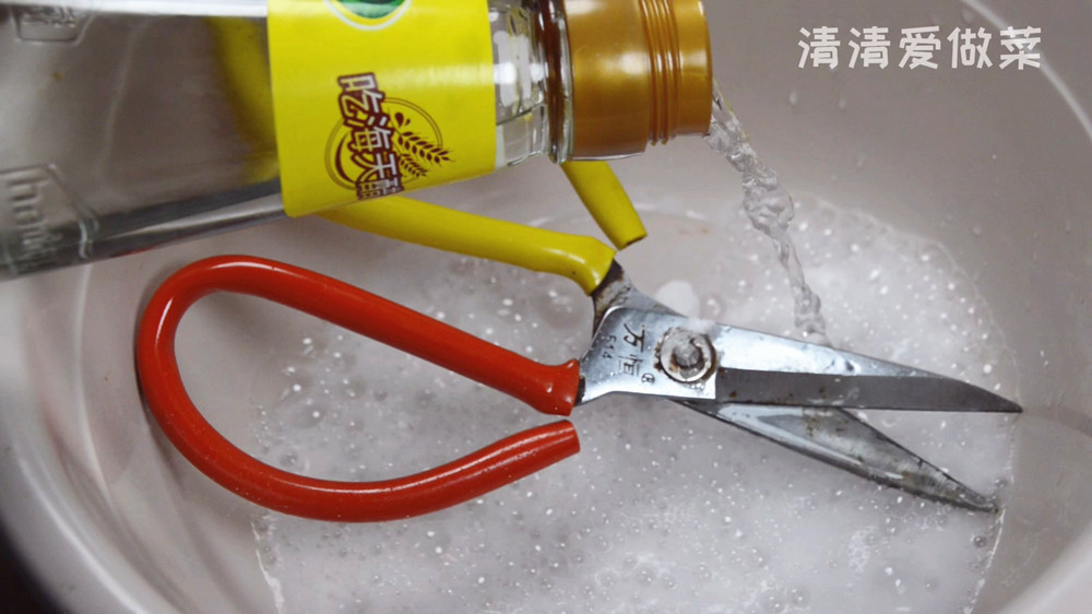 不管剪刀有多钝，万不可扔掉了，教你一招，剪刀干净锋利如新