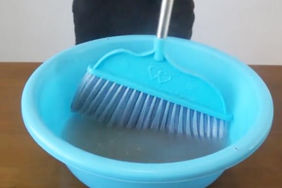 清理扫把的妙招,清理顽固污渍的扫把